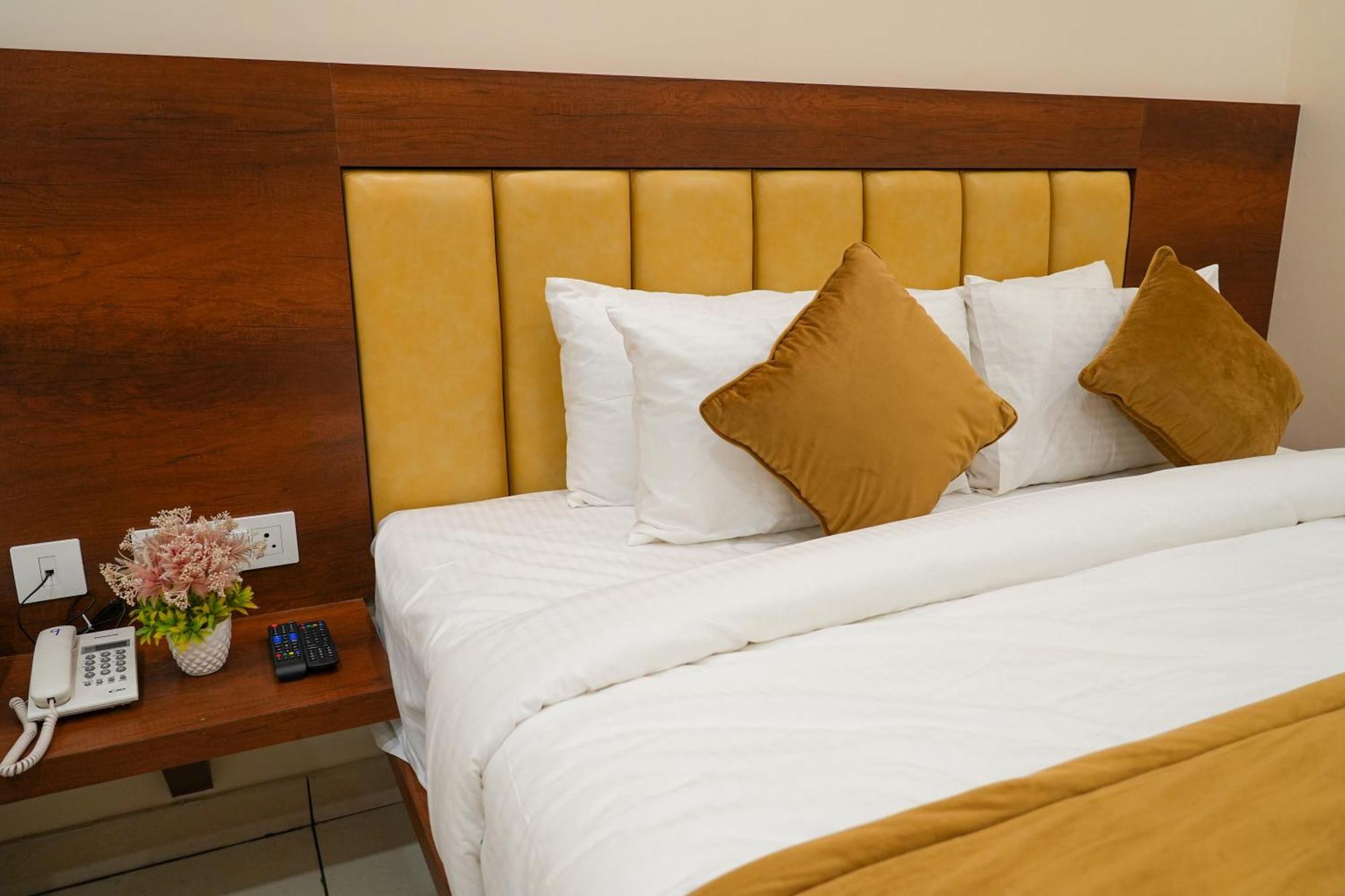 Sri Krishna Inn - Kempegowda Airport Bangalore Devanahalli Eksteriør billede
